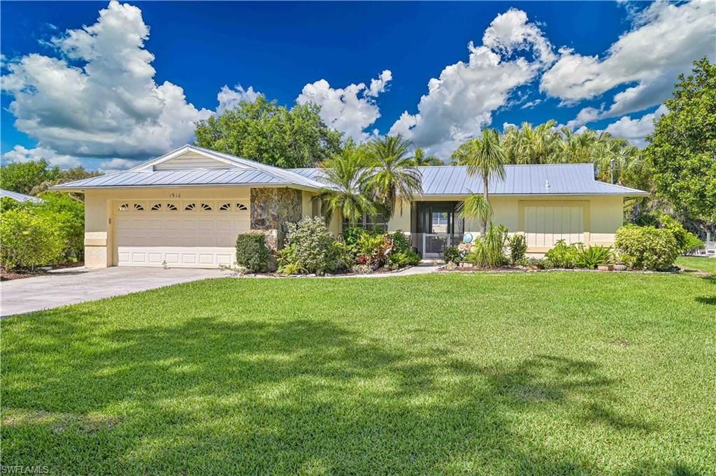 1910 Oak DR, Alva, FL 33920