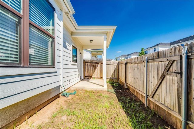 144 Threshing RD A, Buda, TX 78610