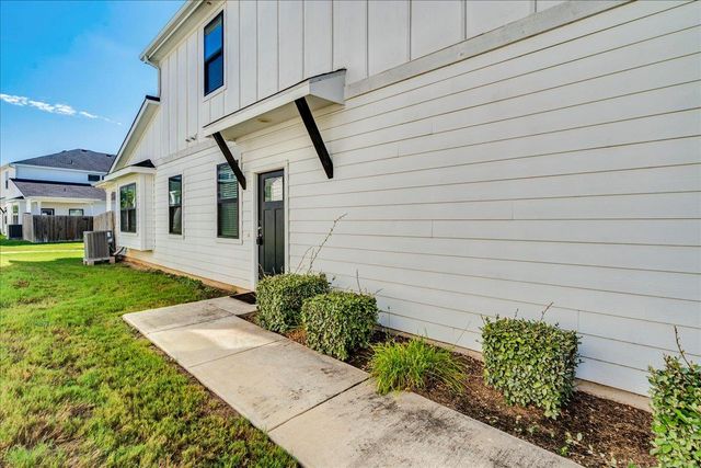 144 Threshing RD A, Buda, TX 78610