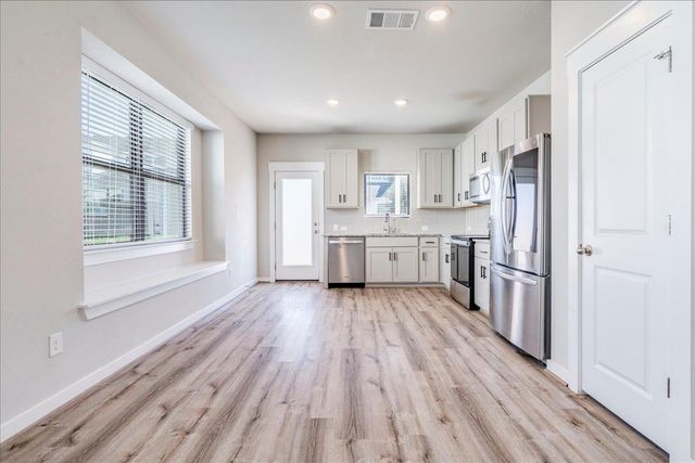 144 Threshing RD A, Buda, TX 78610