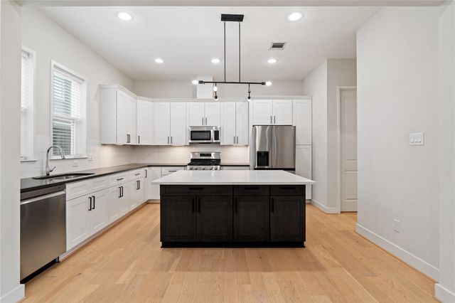 2206 Lou Ellen Lane B, Houston, TX 77018