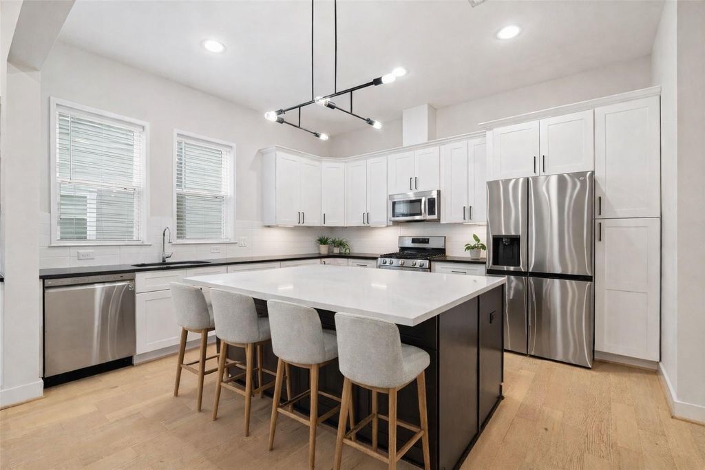 2206 Lou Ellen Lane B, Houston, TX 77018