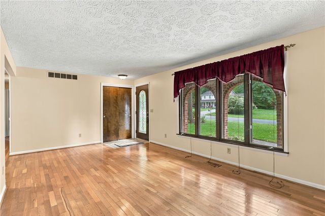 691 Finchingfield Lane, Webster, NY 14580