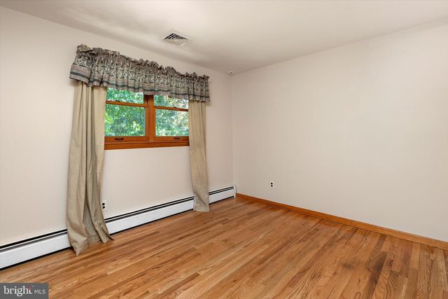 18 EDGEWOOD RD, Robbinsville, NJ 08691