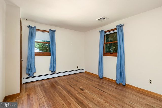 18 EDGEWOOD RD, Robbinsville, NJ 08691