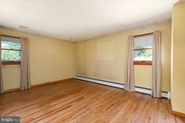 18 EDGEWOOD RD, Robbinsville, NJ 08691