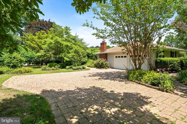 18 EDGEWOOD RD, Robbinsville, NJ 08691