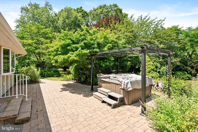 18 EDGEWOOD RD, Robbinsville, NJ 08691