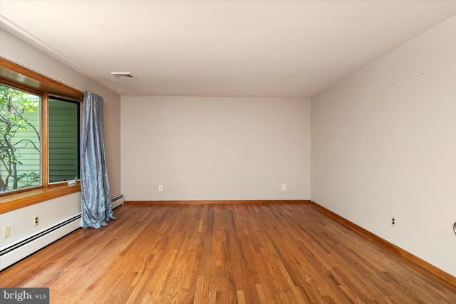 18 EDGEWOOD RD, Robbinsville, NJ 08691