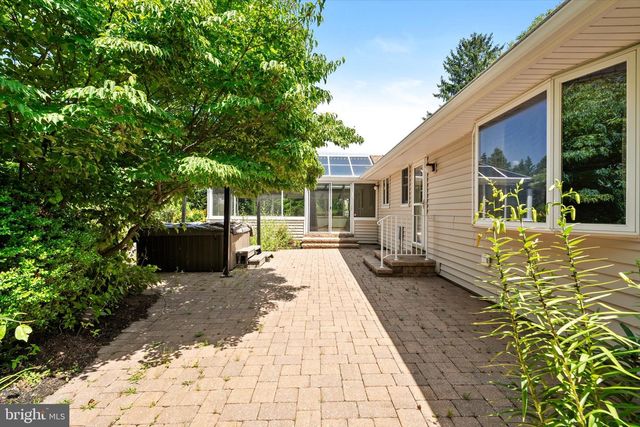 18 EDGEWOOD RD, Robbinsville, NJ 08691