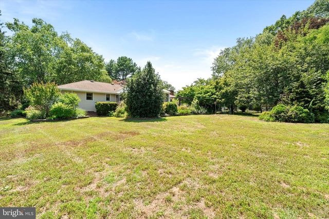 18 EDGEWOOD RD, Robbinsville, NJ 08691