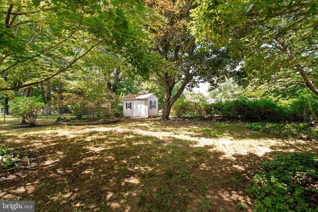 18 EDGEWOOD RD, Robbinsville, NJ 08691