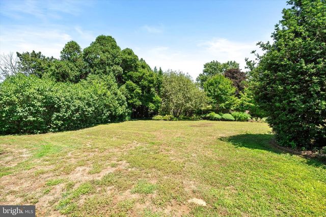18 EDGEWOOD RD, Robbinsville, NJ 08691