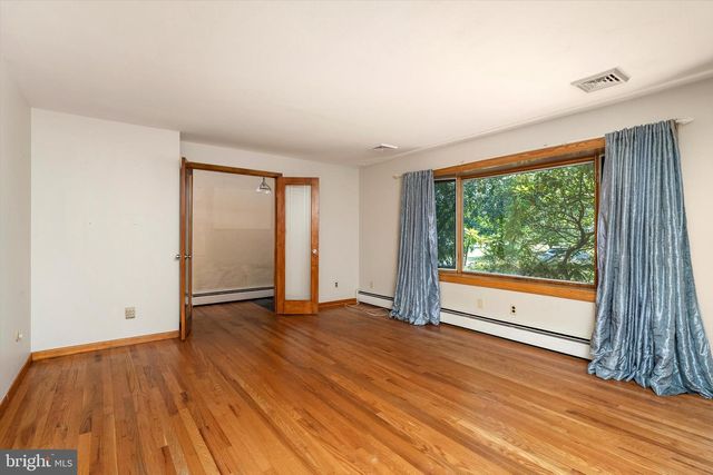 18 EDGEWOOD RD, Robbinsville, NJ 08691