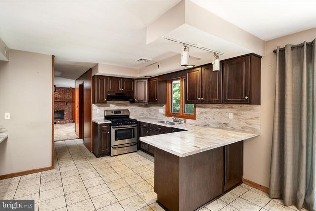 18 EDGEWOOD RD, Robbinsville, NJ 08691