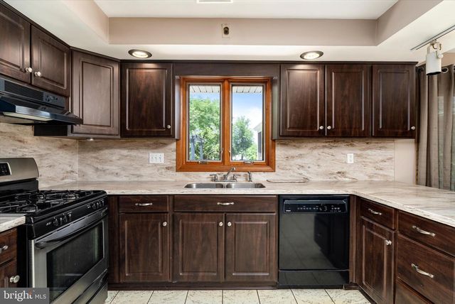 18 EDGEWOOD RD, Robbinsville, NJ 08691