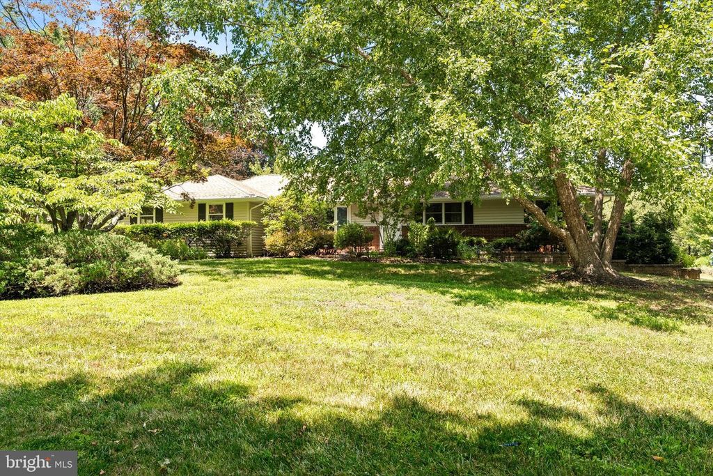 18 EDGEWOOD RD, Robbinsville, NJ 08691