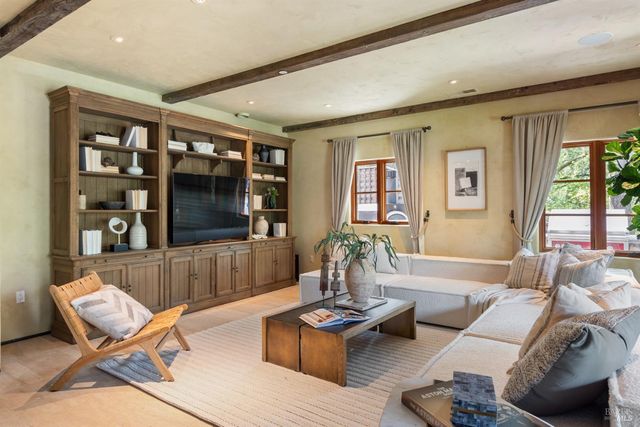 35 Forest Ln, Napa, CA 94558