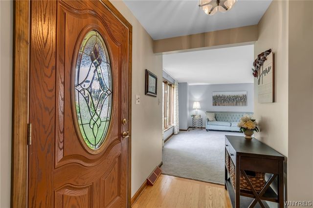 17 Old Schoolhouse Road, Lancaster, NY 14086