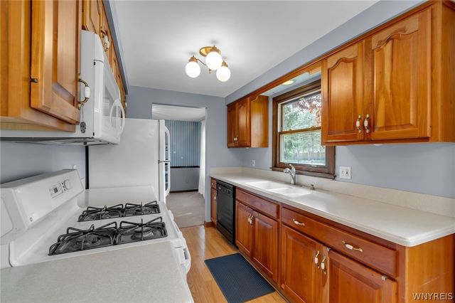 17 Old Schoolhouse Road, Lancaster, NY 14086