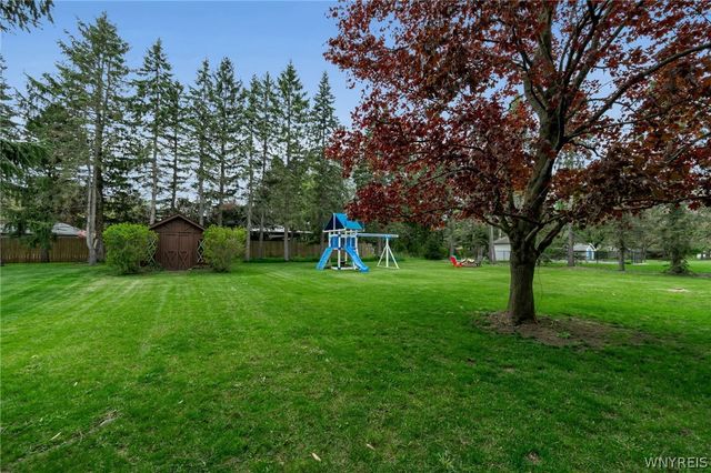 17 Old Schoolhouse Road, Lancaster, NY 14086