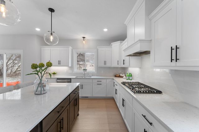 7682 22nd Avenue E, Shakopee, MN 55379