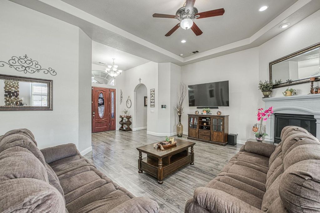 Image 11 of property listing at 1089 Evergreen Street, Selma, CA 93662