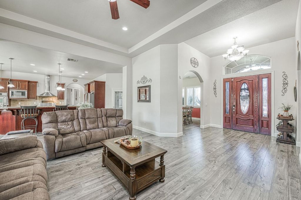 Image 7 of property listing at 1089 Evergreen Street, Selma, CA 93662
