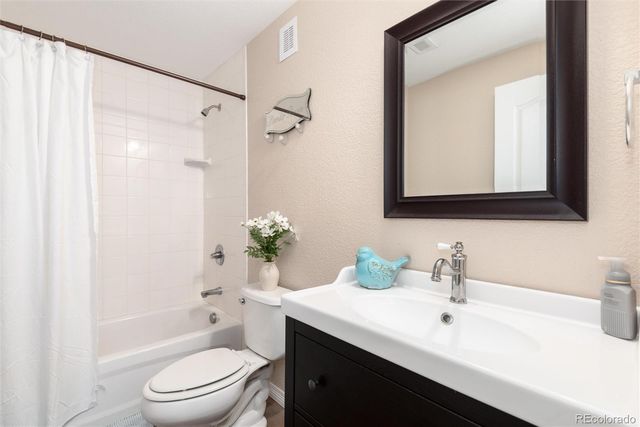 42 N Newcastle Court, Aurora, CO 80018