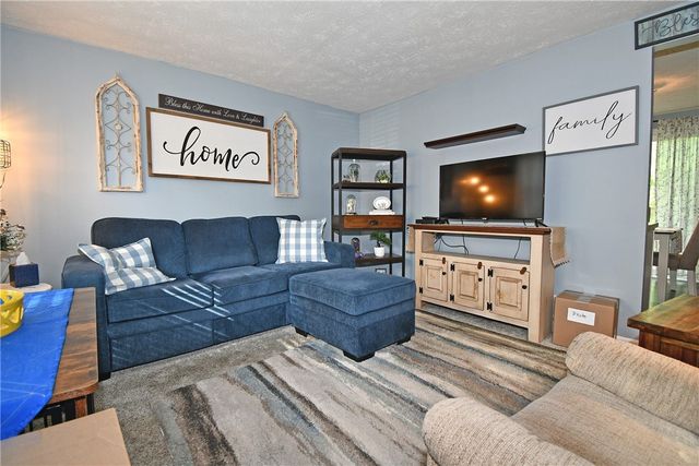 402 Hickory Cir, Canonsburg, PA 15317