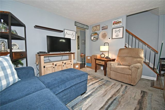402 Hickory Cir, Canonsburg, PA 15317