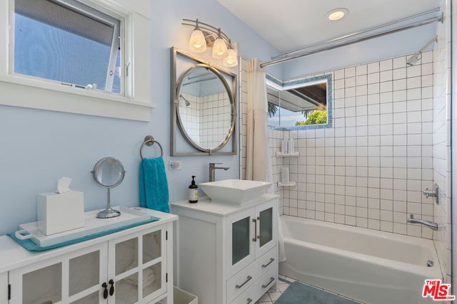 11835 S South Park Avenue, Los Angeles, CA 90066