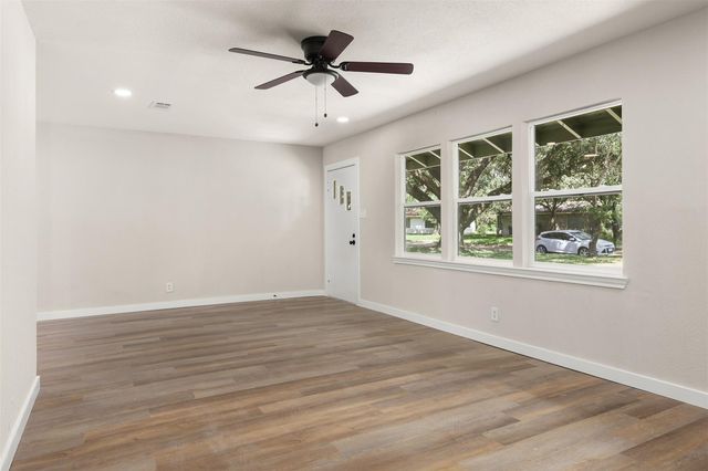 715 20th Avenue N, Texas City, TX 77590