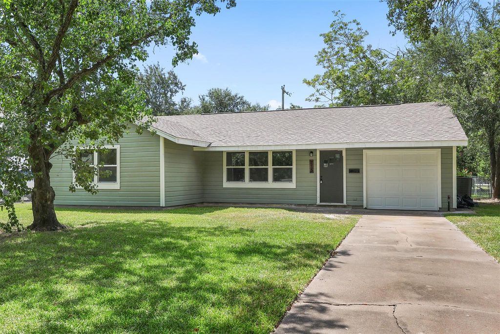 715 20th Avenue N, Texas City, TX 77590