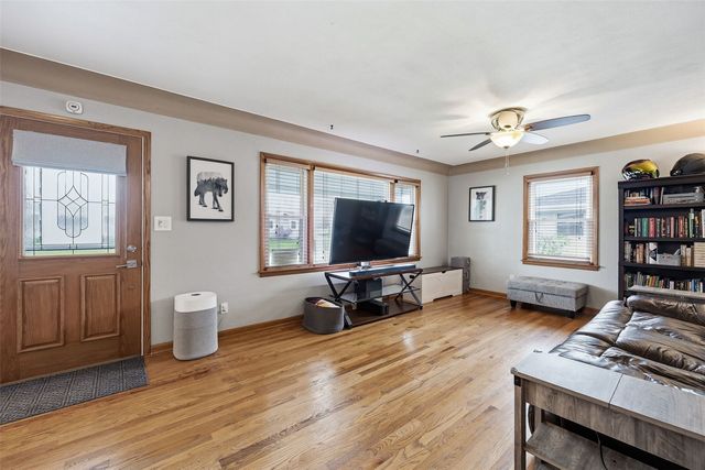 2270 24th Ave, Marion, IA 52302