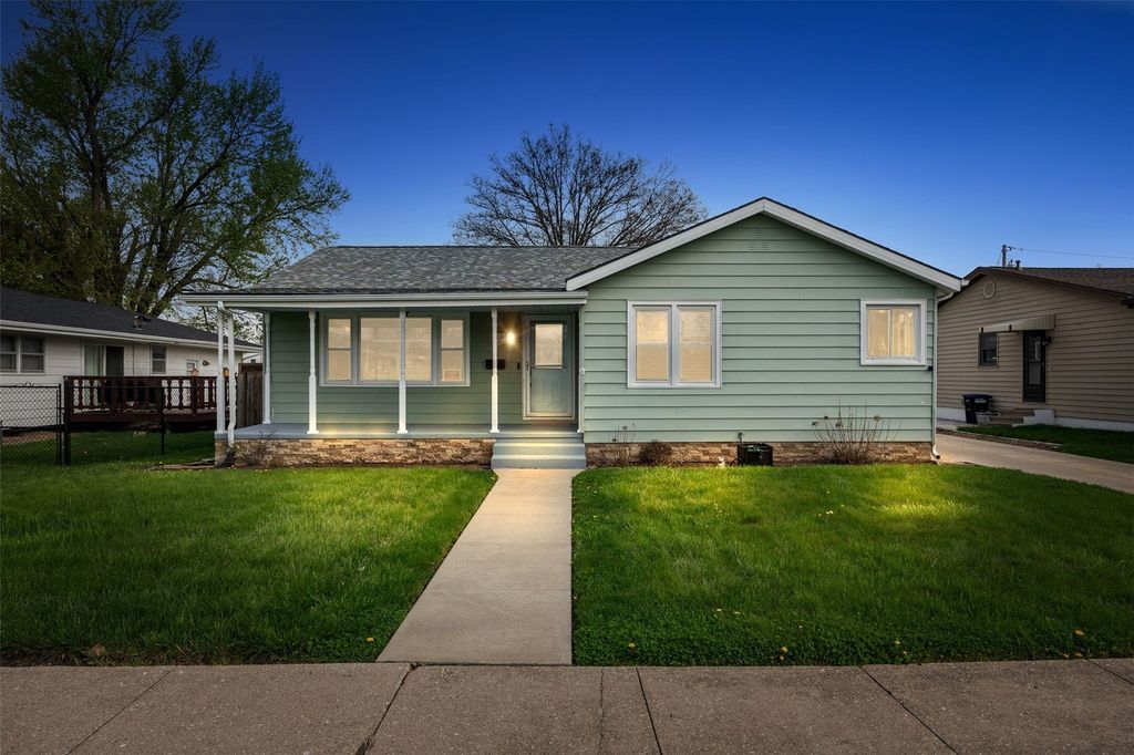 2270 24th Ave, Marion, IA 52302