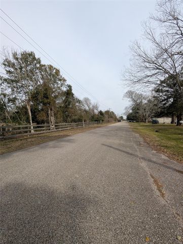 735 Sandpit Road, Alvin, TX 77511