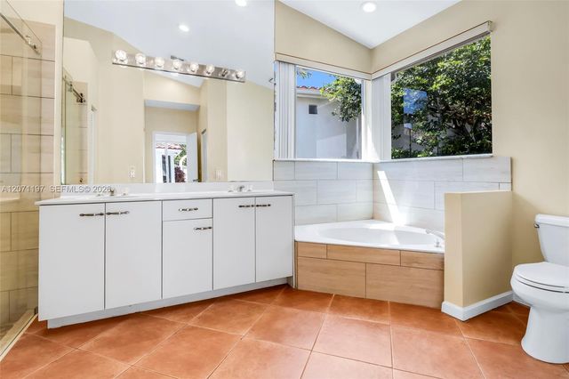 1051 W Bel Aire Drive W, Pembroke Pines, FL 33027