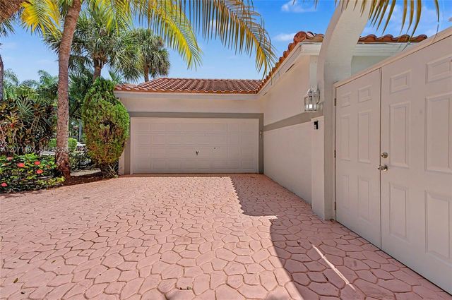 1051 W Bel Aire Drive W, Pembroke Pines, FL 33027
