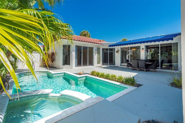 1051 W Bel Aire Drive W, Pembroke Pines, FL 33027