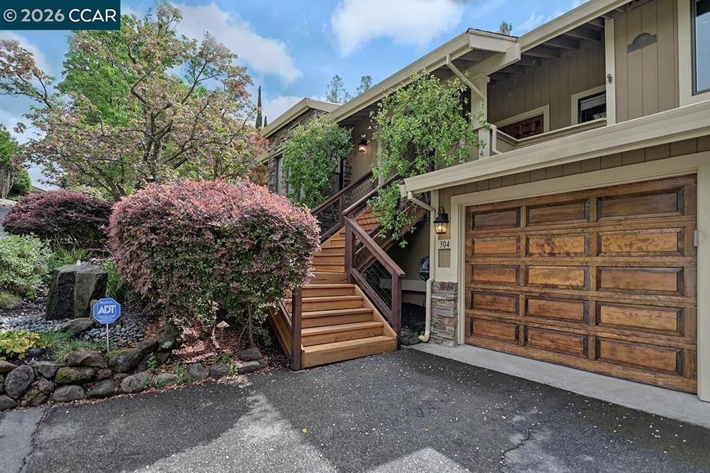 Image 4 of property listing at 304 Livorna Heights Rd, Alamo, CA 94507