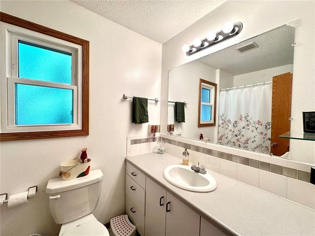 3200 Timber Valley Court NE, Cedar Rapids, IA 52402