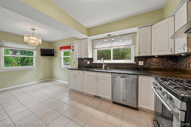 25576 Wessex Street, Farmington Hills, MI 48336