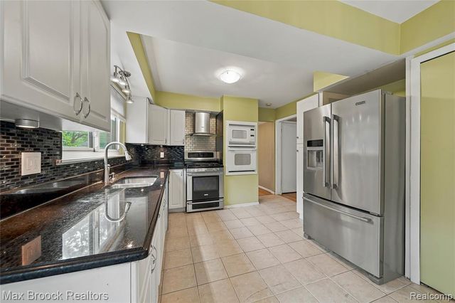 25576 Wessex Street, Farmington Hills, MI 48336