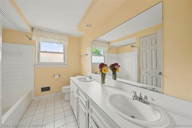 25576 Wessex Street, Farmington Hills, MI 48336