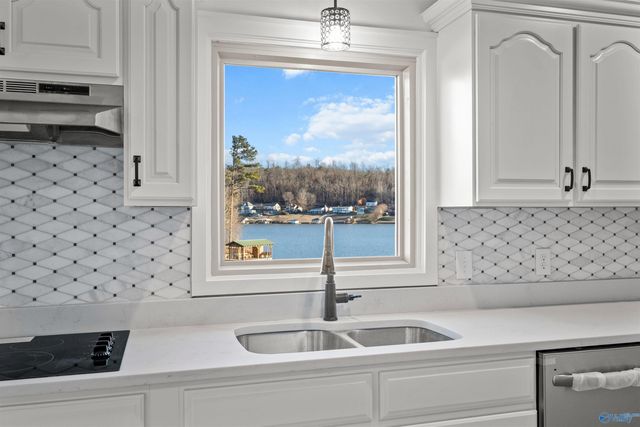 407 Bay Point Drive, Rainbow City, AL 35906