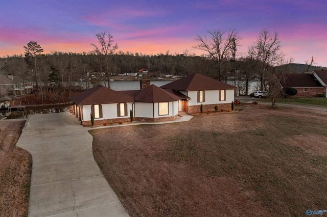 407 Bay Point Drive, Rainbow City, AL 35906