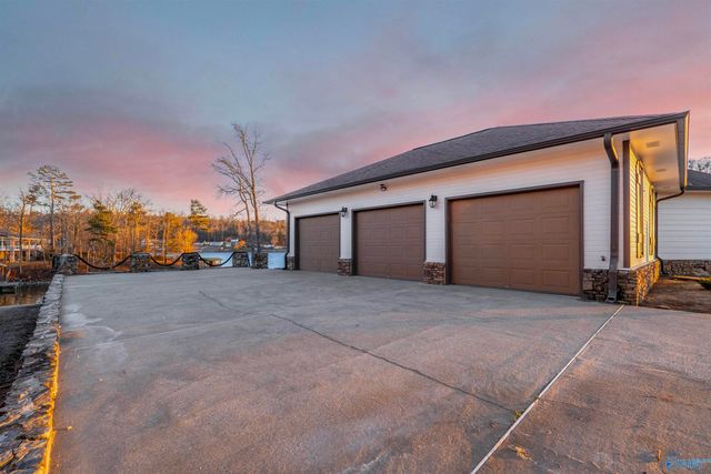 407 Bay Point Drive, Rainbow City, AL 35906