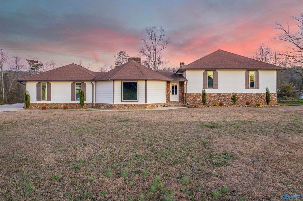 407 Bay Point Drive, Rainbow City, AL 35906