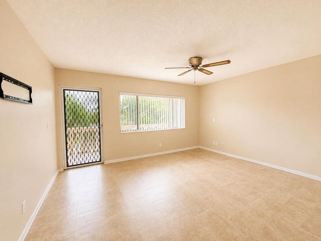 555 Purdy Lane Unit 309, Palm Springs, FL 33461